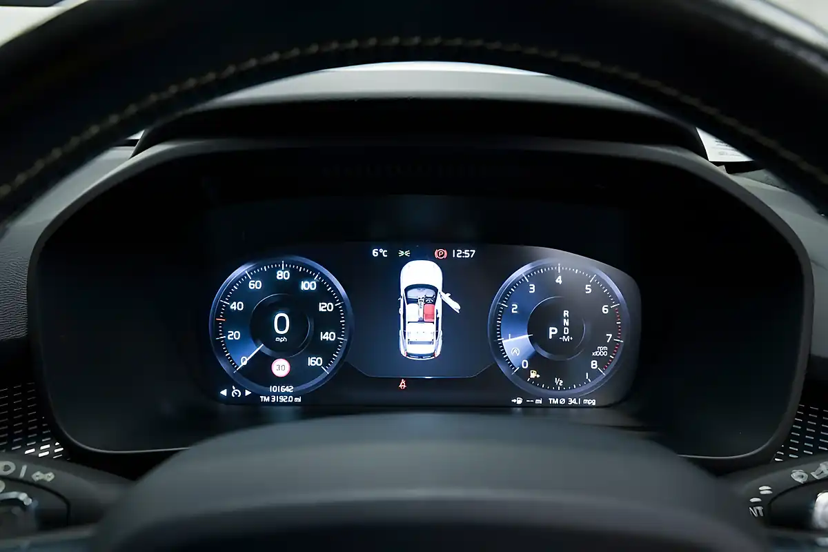 Used 2019 Volvo XC40 R-Design Red - Interior and Exterior details 16
