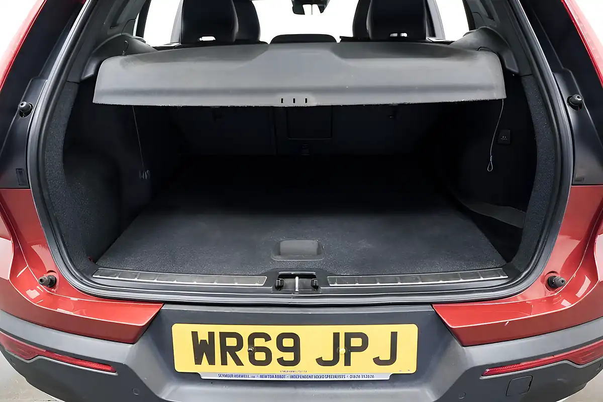 Used 2019 Volvo XC40 R-Design Red - Interior and Exterior details 17