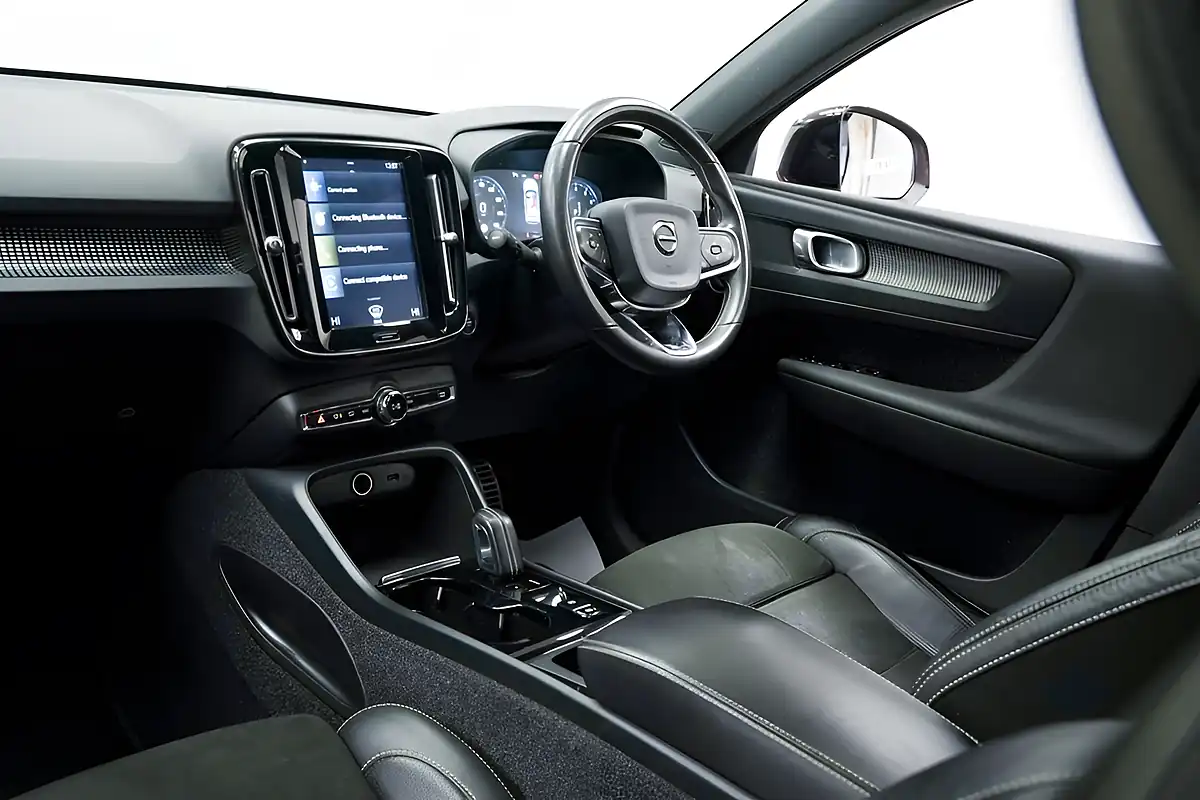 Used 2019 Volvo XC40 R-Design Red - Interior and Exterior details 6