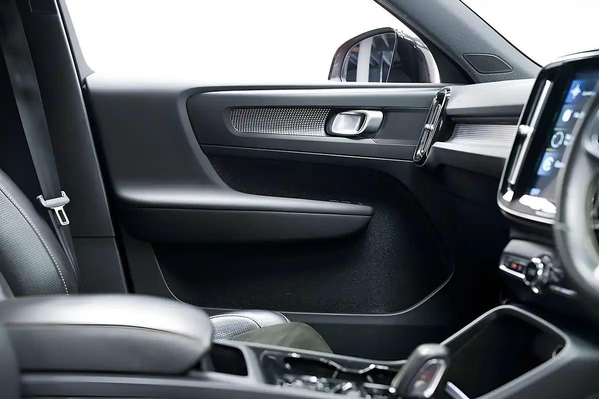 Used 2019 Volvo XC40 R-Design Red - Interior and Exterior details 9