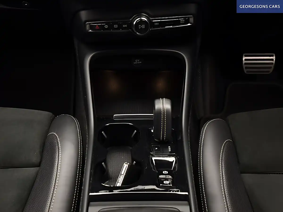 Used 2019 Volvo XC40 R-Design Red - Interior and Exterior details 14