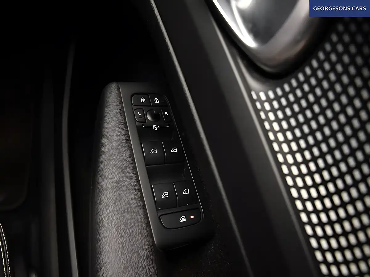 Used 2019 Volvo XC40 R-Design Red - Interior and Exterior details 16