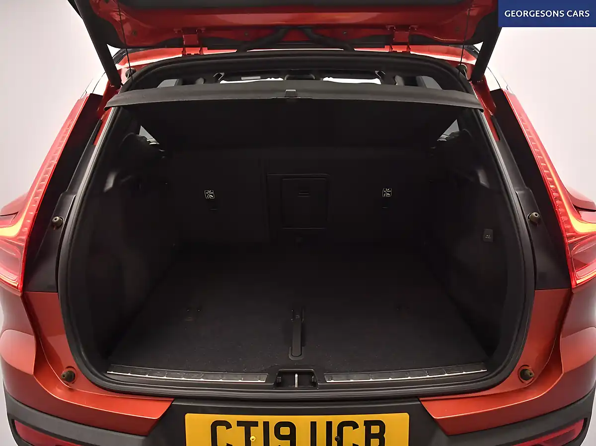 Used 2019 Volvo XC40 R-Design Red - Interior and Exterior details 9