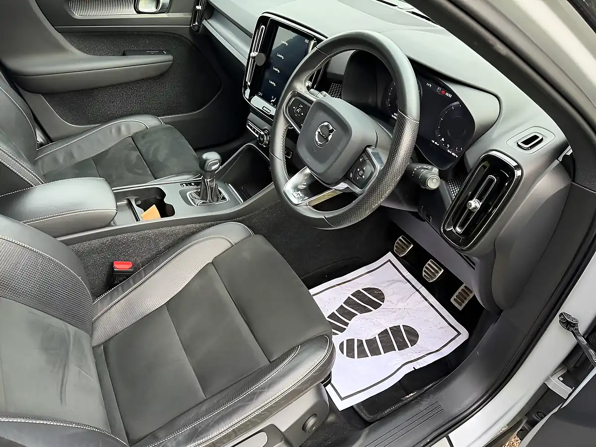 Used 2019 Volvo XC40 R-Design Silver - Interior and Exterior details 4