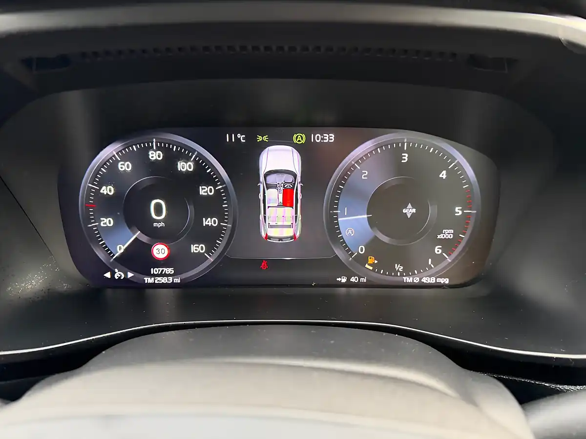 Used 2019 Volvo XC40 R-Design Silver - Interior and Exterior details 9