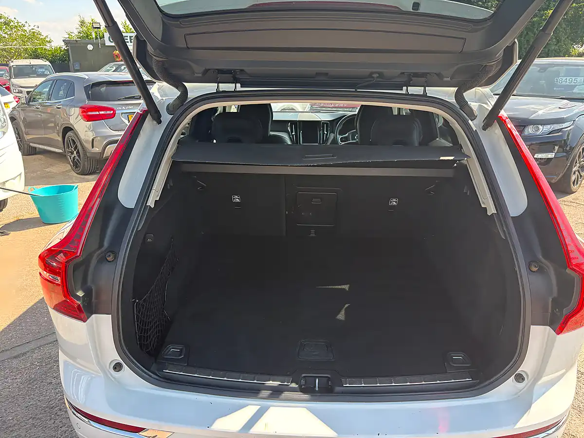 Used 2019 Volvo XC60 Inscription Ice White - Interior and Exterior details 10