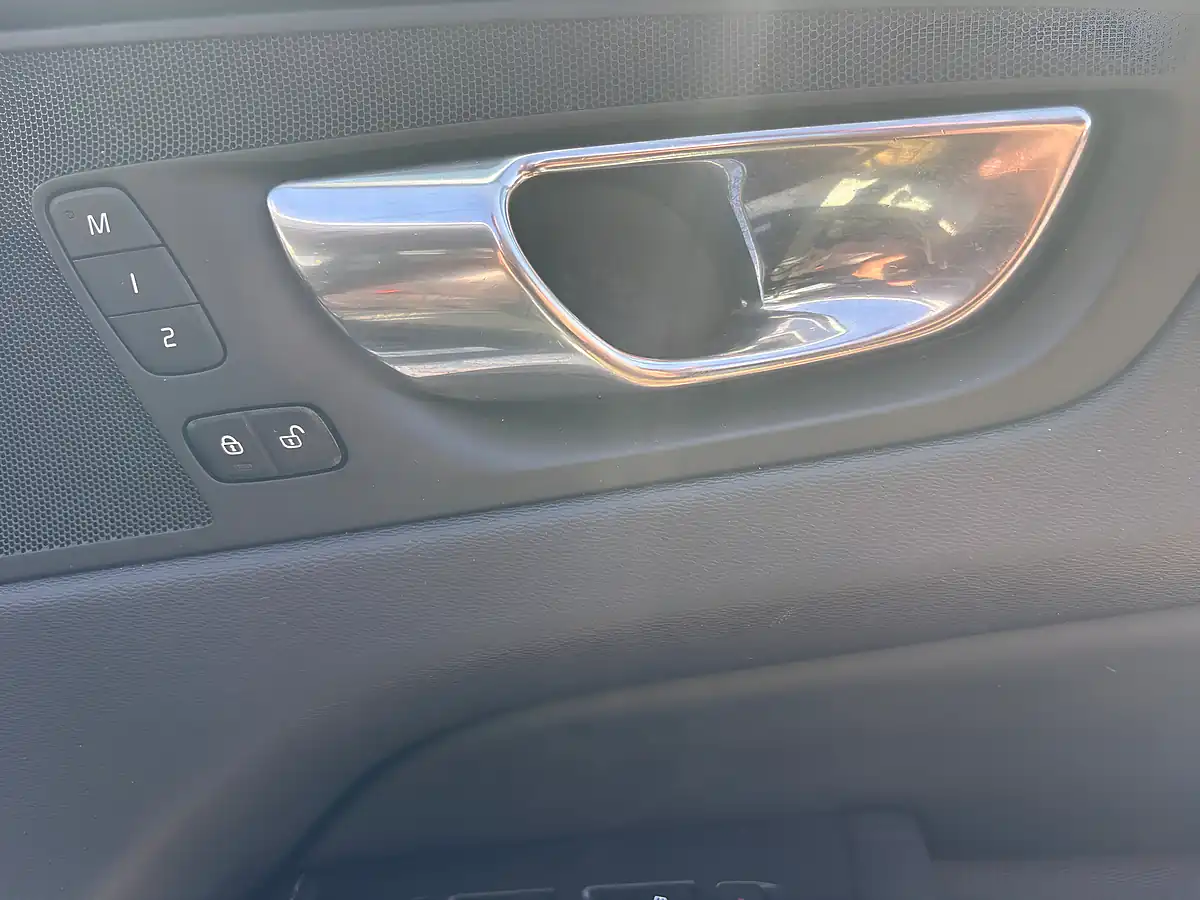 Used 2019 Volvo XC60 Inscription Ice White - Interior and Exterior details 15