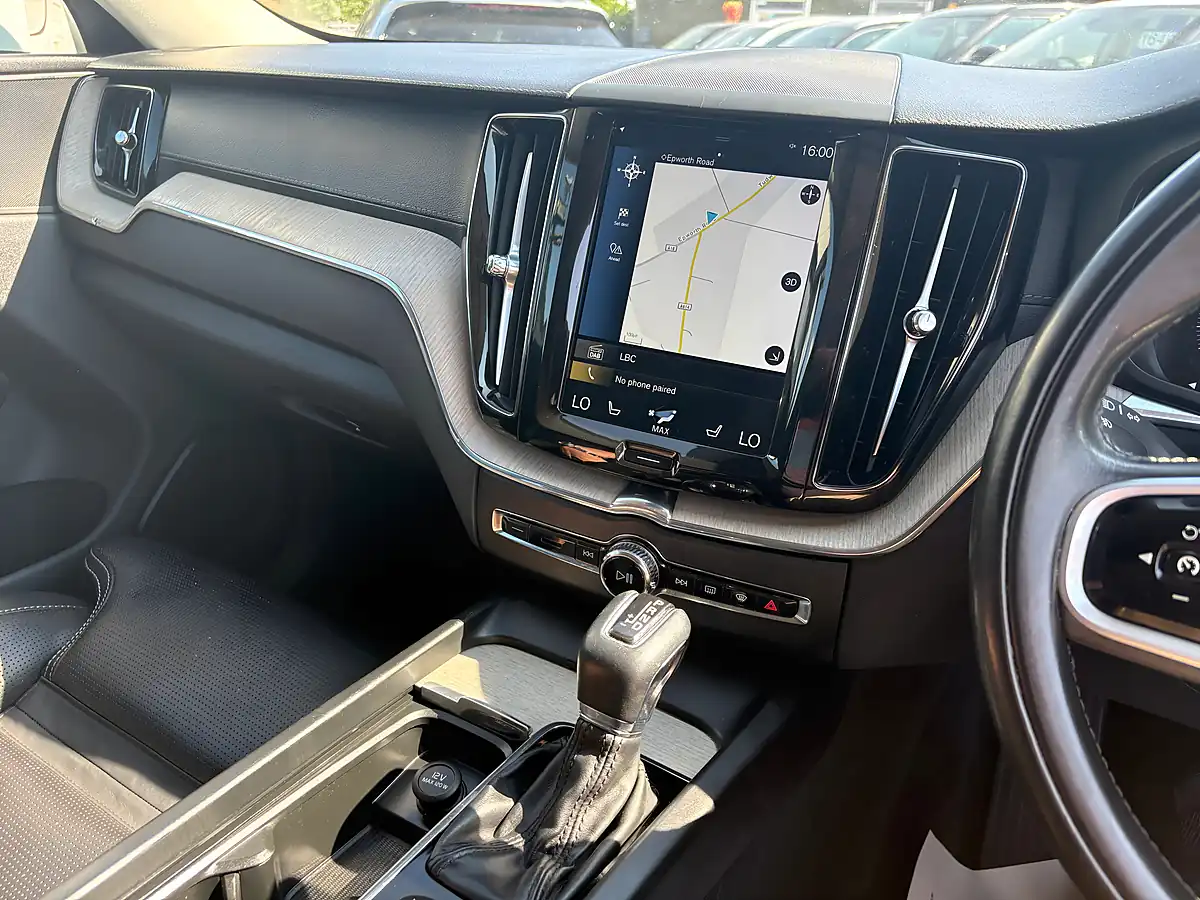 Used 2019 Volvo XC60 Inscription Ice White - Interior and Exterior details 17