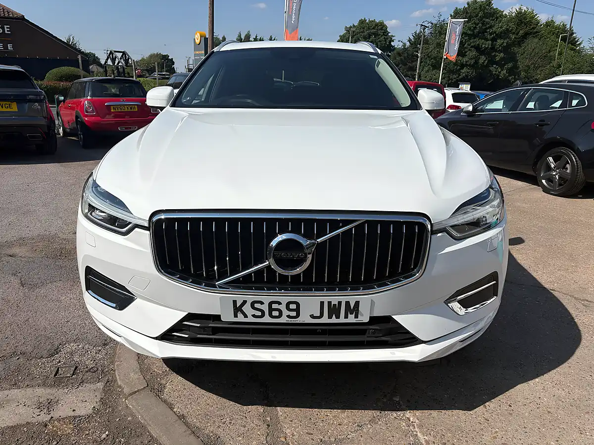 Used 2019 Volvo XC60 Inscription Ice White - Interior and Exterior details 3