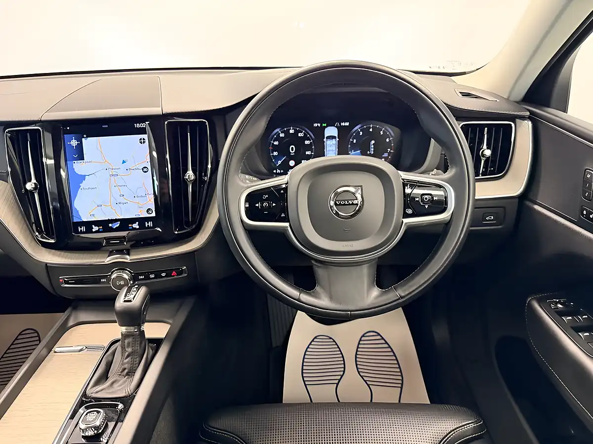 Used 2019 Volvo XC60 Inscription Pro Ice White - Interior and Exterior details 12