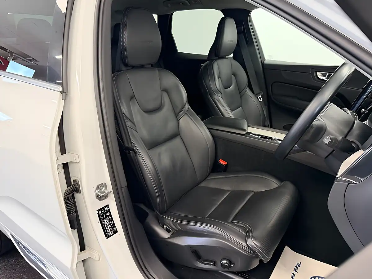 Used 2019 Volvo XC60 Inscription Pro Ice White - Interior and Exterior details 3