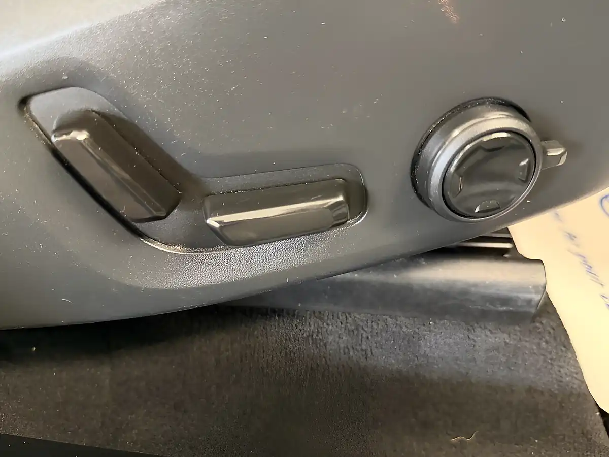 Used 2019 Volvo XC60 Inscription Pro Ice White - Interior and Exterior details 4