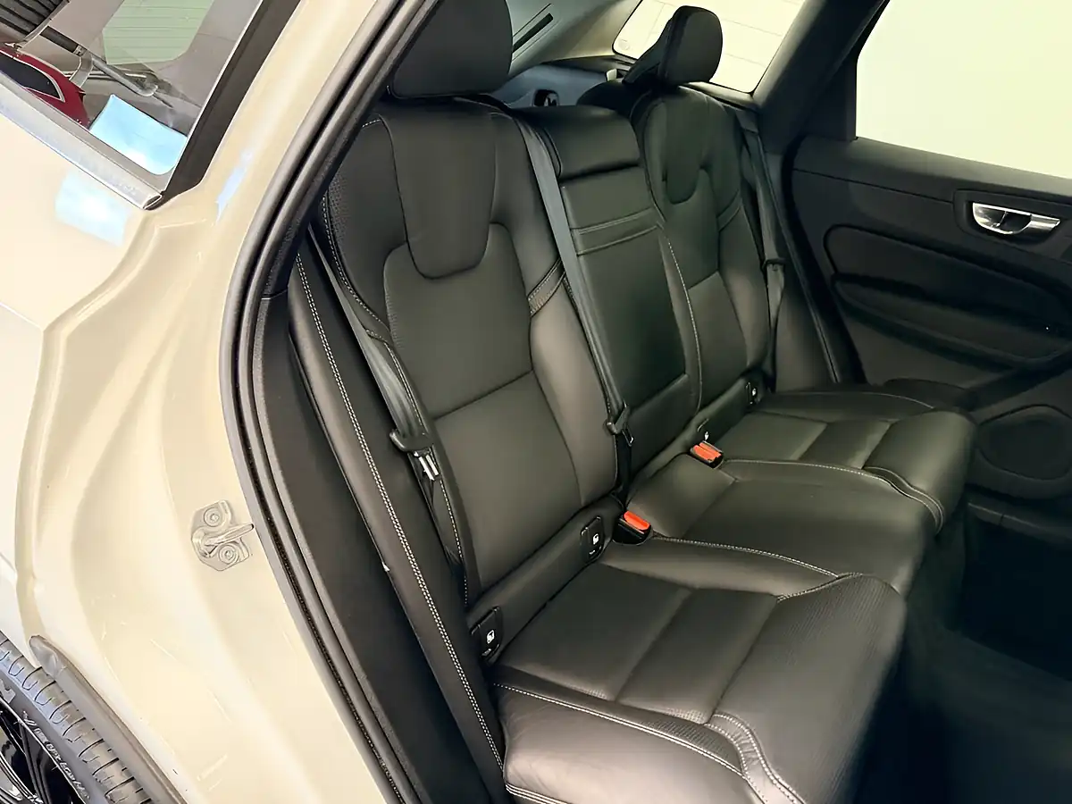 Used 2019 Volvo XC60 Inscription Pro Ice White - Interior and Exterior details 6