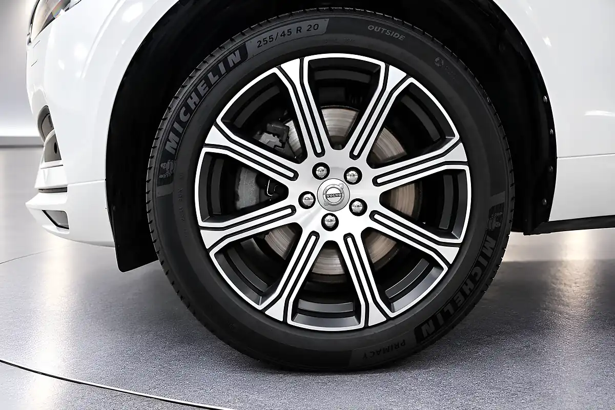 Used 2019 Volvo XC60 Inscription Pro Ice White - Interior and Exterior details 11