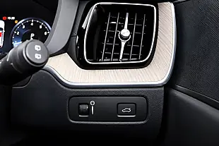 Used 2019 Volvo XC60 Inscription Pro Ice White - Interior and Exterior details 13