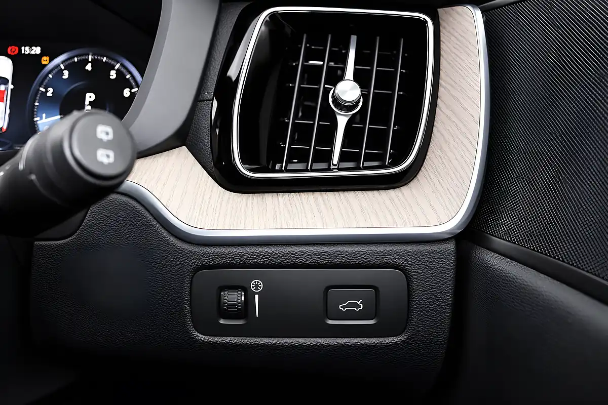 Used 2019 Volvo XC60 Inscription Pro Ice White - Interior and Exterior details 13