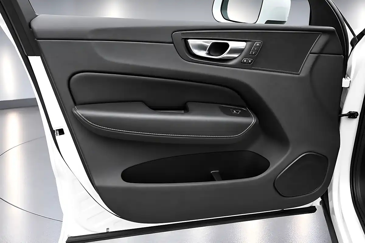 Used 2019 Volvo XC60 Inscription Pro Ice White - Interior and Exterior details 17