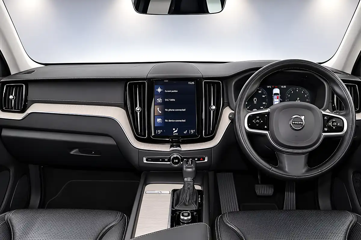 Used 2019 Volvo XC60 Inscription Pro Ice White - Interior and Exterior details 19