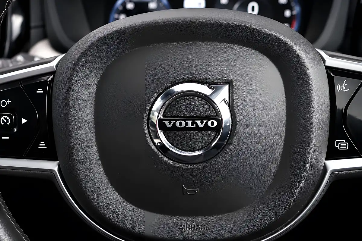 Used 2019 Volvo XC60 Inscription Pro Ice White - Interior and Exterior details 20