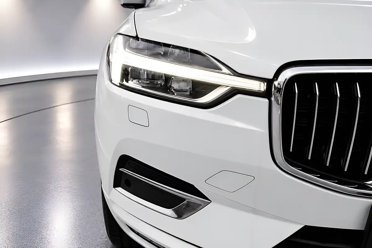 Used 2019 Volvo XC60 Inscription Pro Ice White - Interior and Exterior details 3
