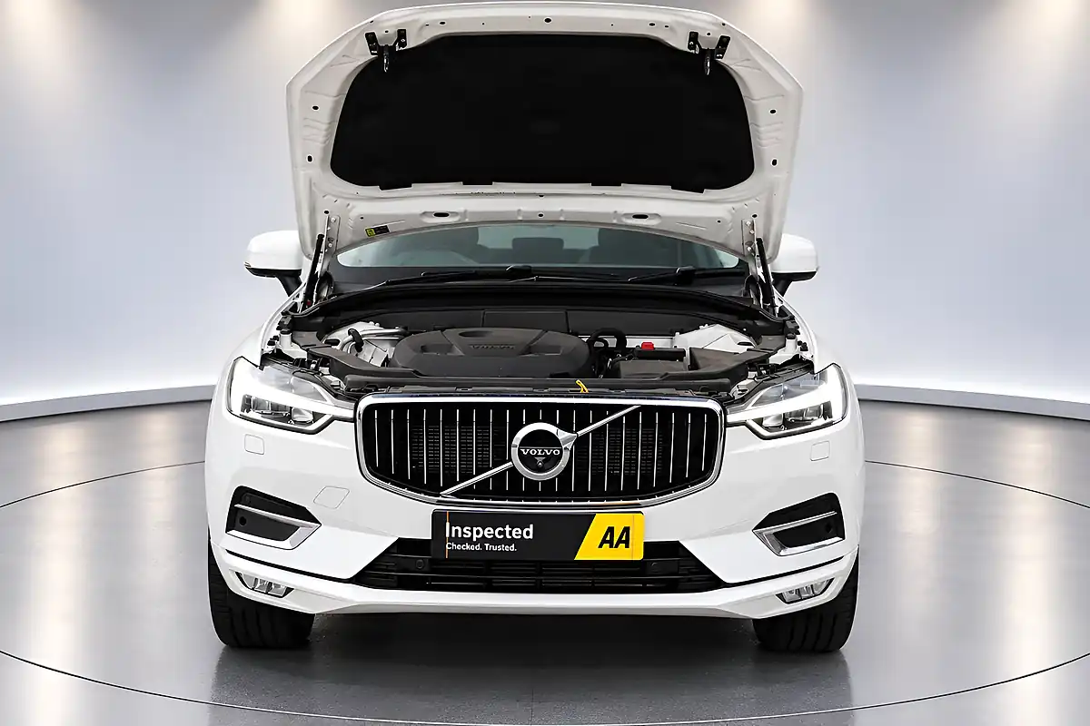 Used 2019 Volvo XC60 Inscription Pro Ice White - Interior and Exterior details 4