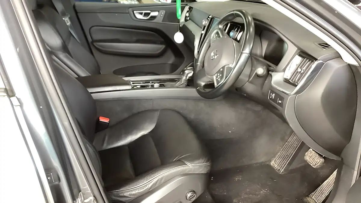 Used 2019 Volvo Xc60 Momentum Grey - Interior and Exterior details 7