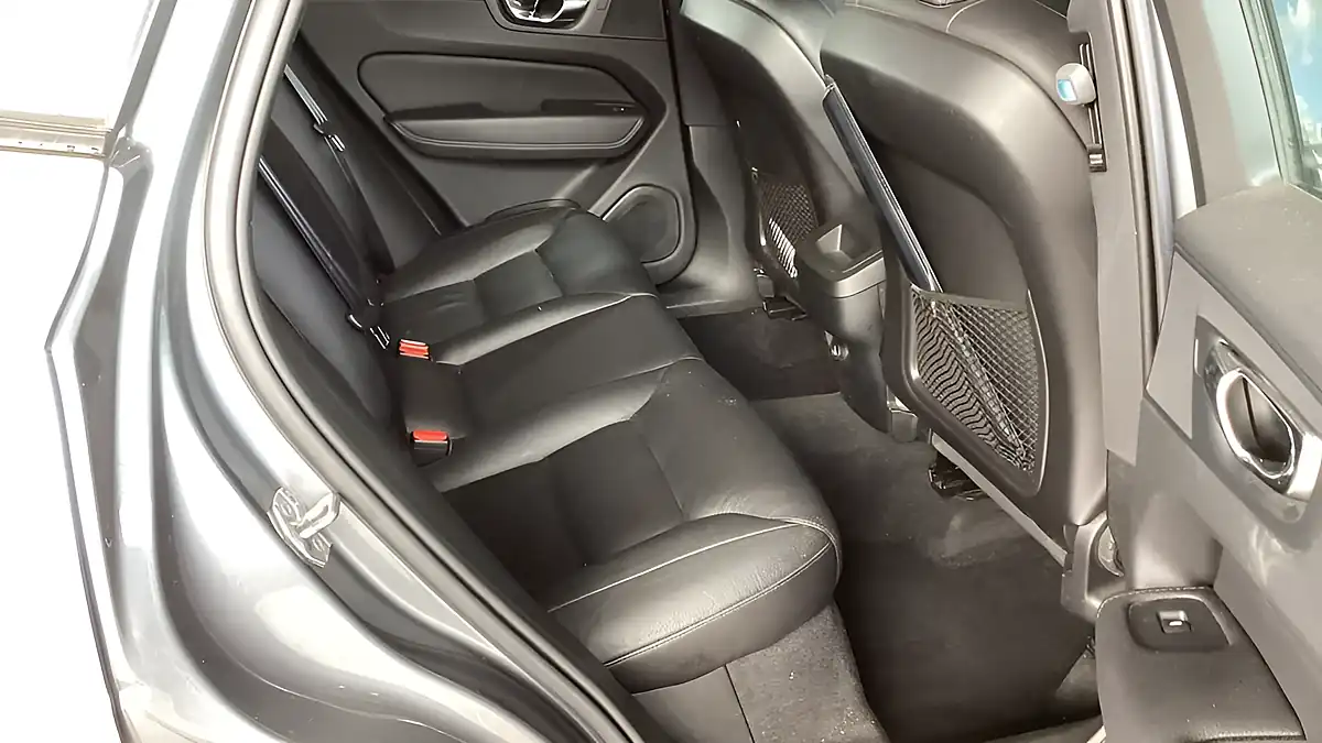 Used 2019 Volvo Xc60 Momentum Grey - Interior and Exterior details 8
