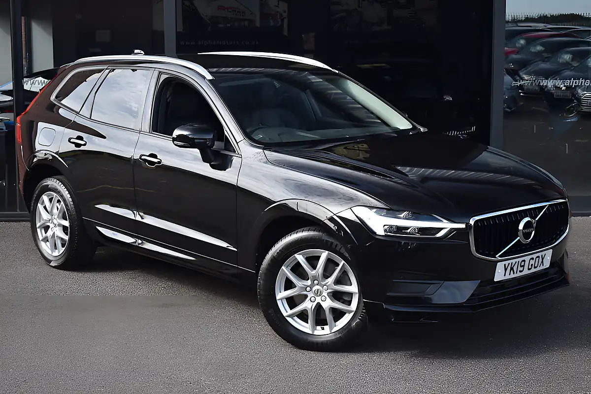 Used 2019 Volvo XC60 Momentum Onyx Black - Front View