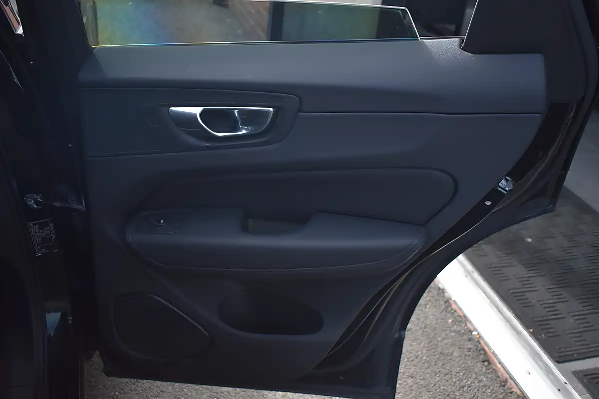 Used 2019 Volvo XC60 Momentum Onyx Black - Interior and Exterior details 12