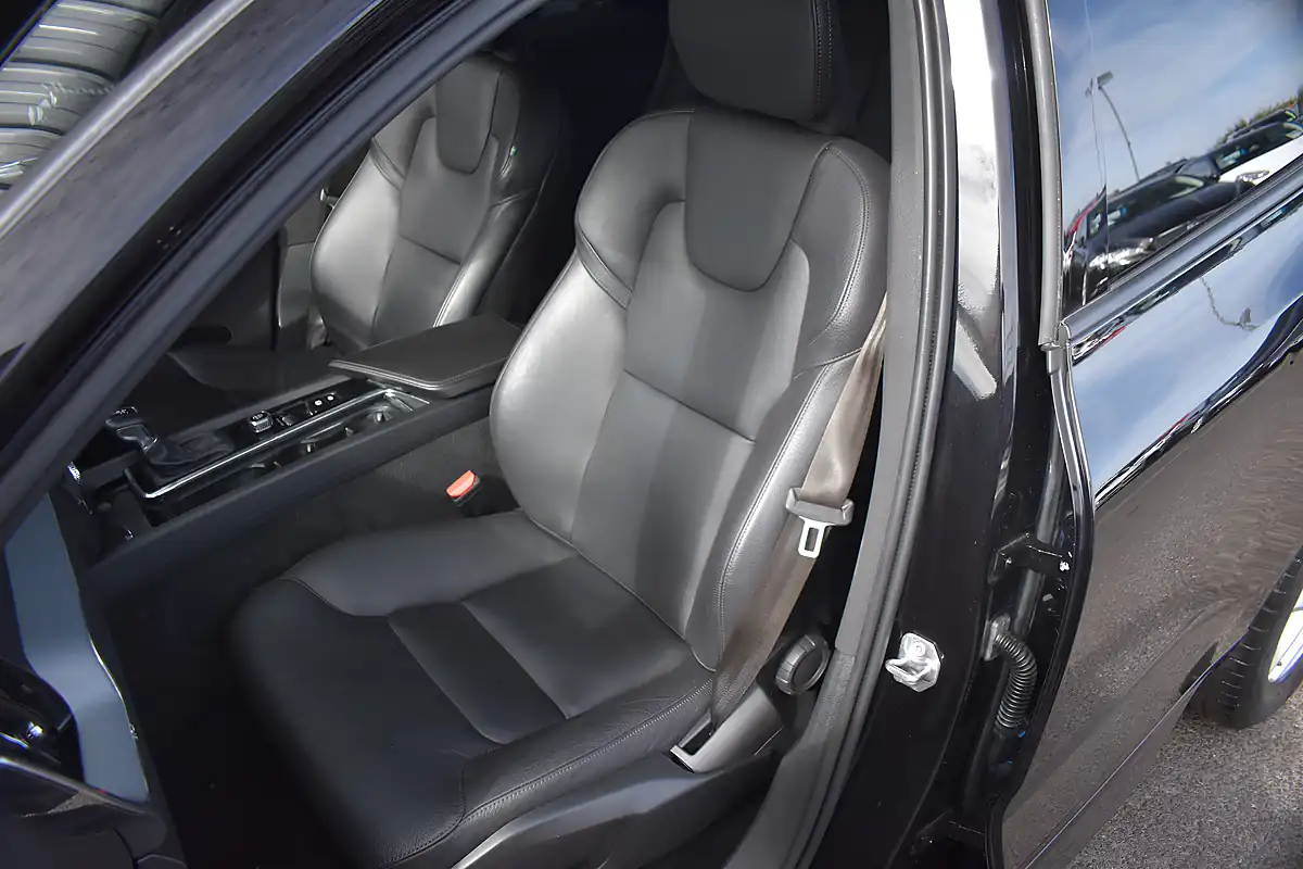 Used 2019 Volvo XC60 Momentum Onyx Black - Interior and Exterior details 13