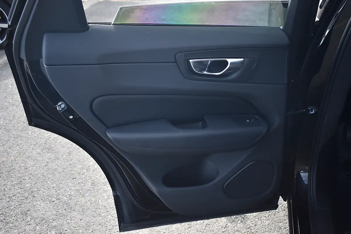 Used 2019 Volvo XC60 Momentum Onyx Black - Interior and Exterior details 14