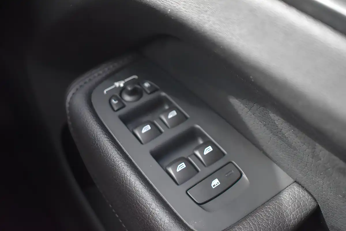 Used 2019 Volvo XC60 Momentum Onyx Black - Interior and Exterior details 15