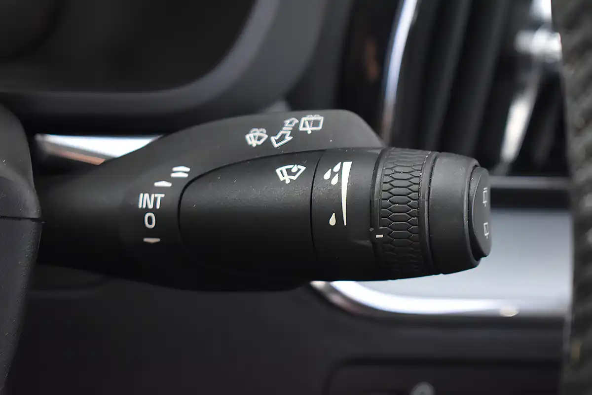 Used 2019 Volvo XC60 Momentum Onyx Black - Interior and Exterior details 16