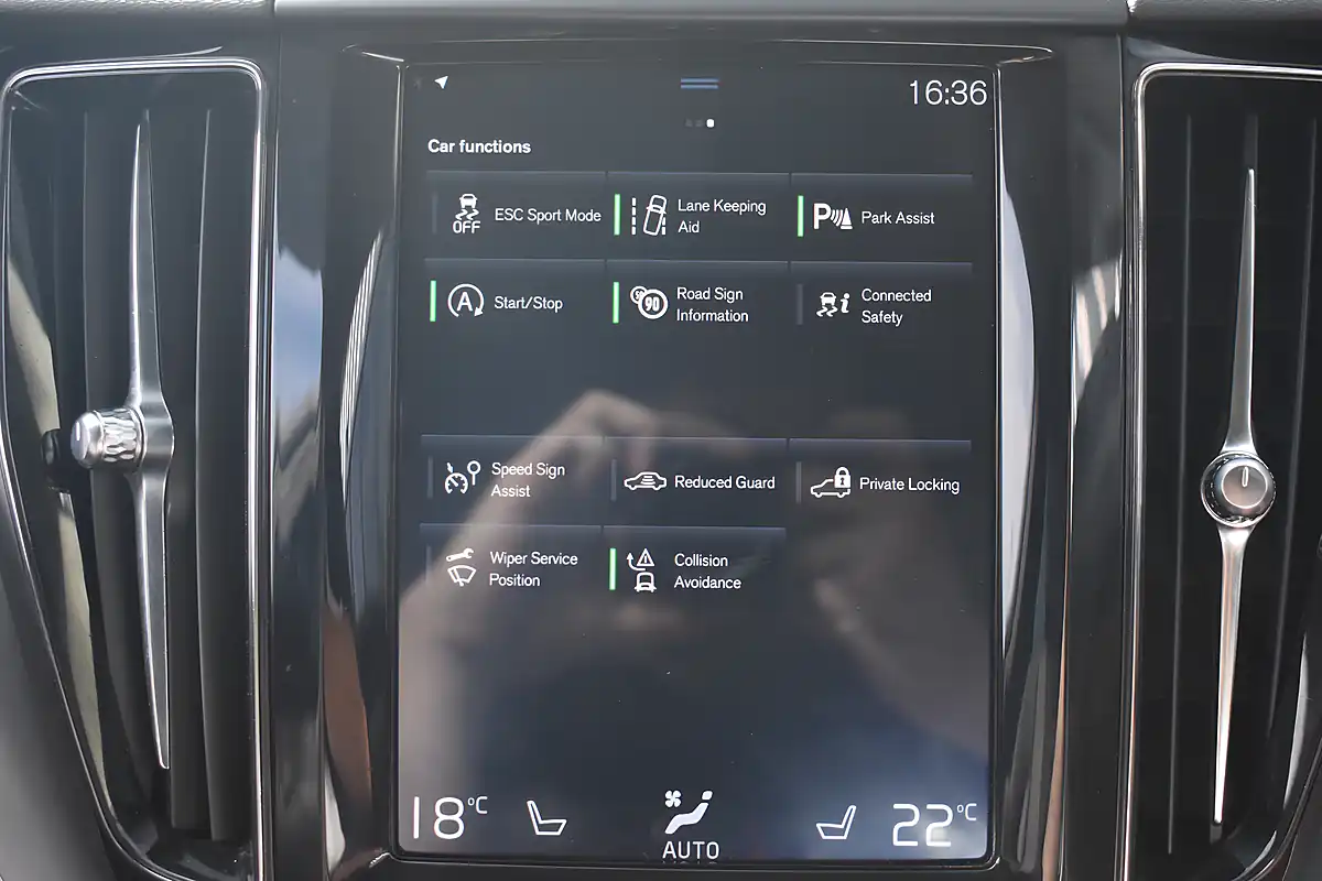 Used 2019 Volvo XC60 Momentum Onyx Black - Interior and Exterior details 17