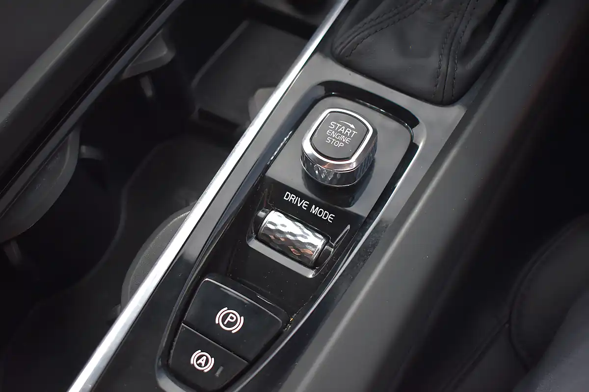 Used 2019 Volvo XC60 Momentum Onyx Black - Interior and Exterior details 18