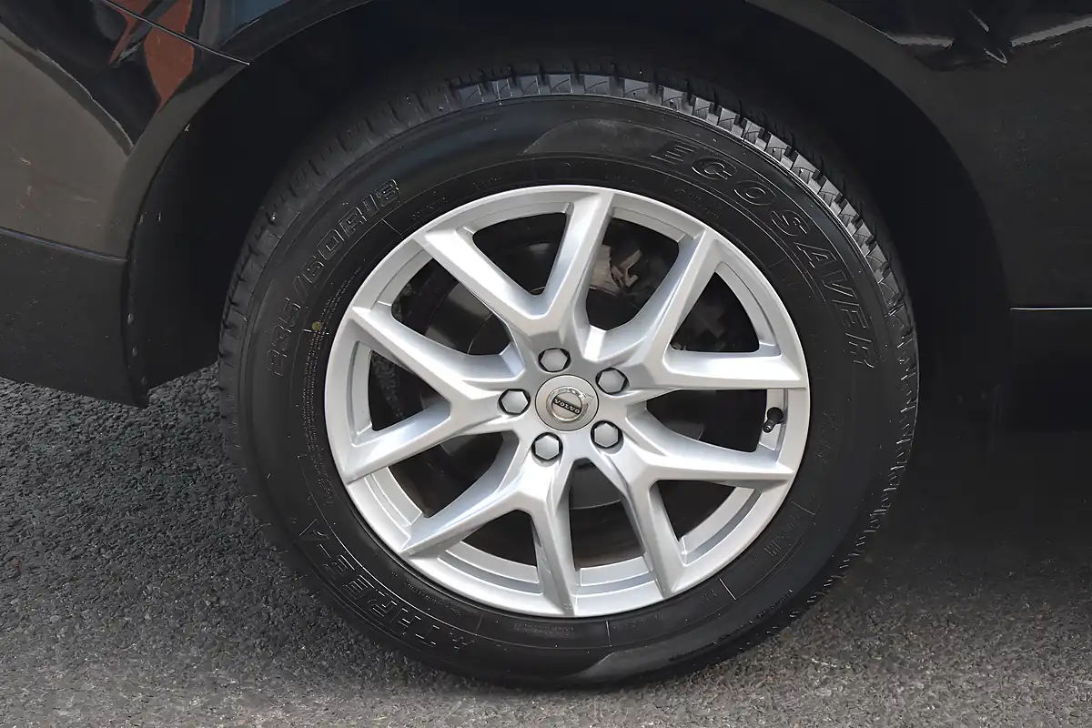 Used 2019 Volvo XC60 Momentum Onyx Black - Interior and Exterior details 19