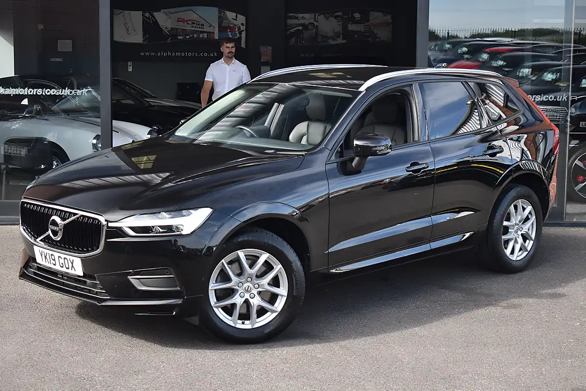 Used 2019 Volvo XC60 Momentum Onyx Black - Interior and Exterior details 4