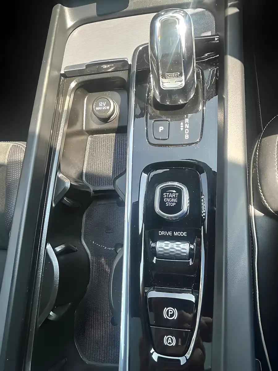 Used 2019 Volvo XC60 R-Design Grey - Interior and Exterior details 11