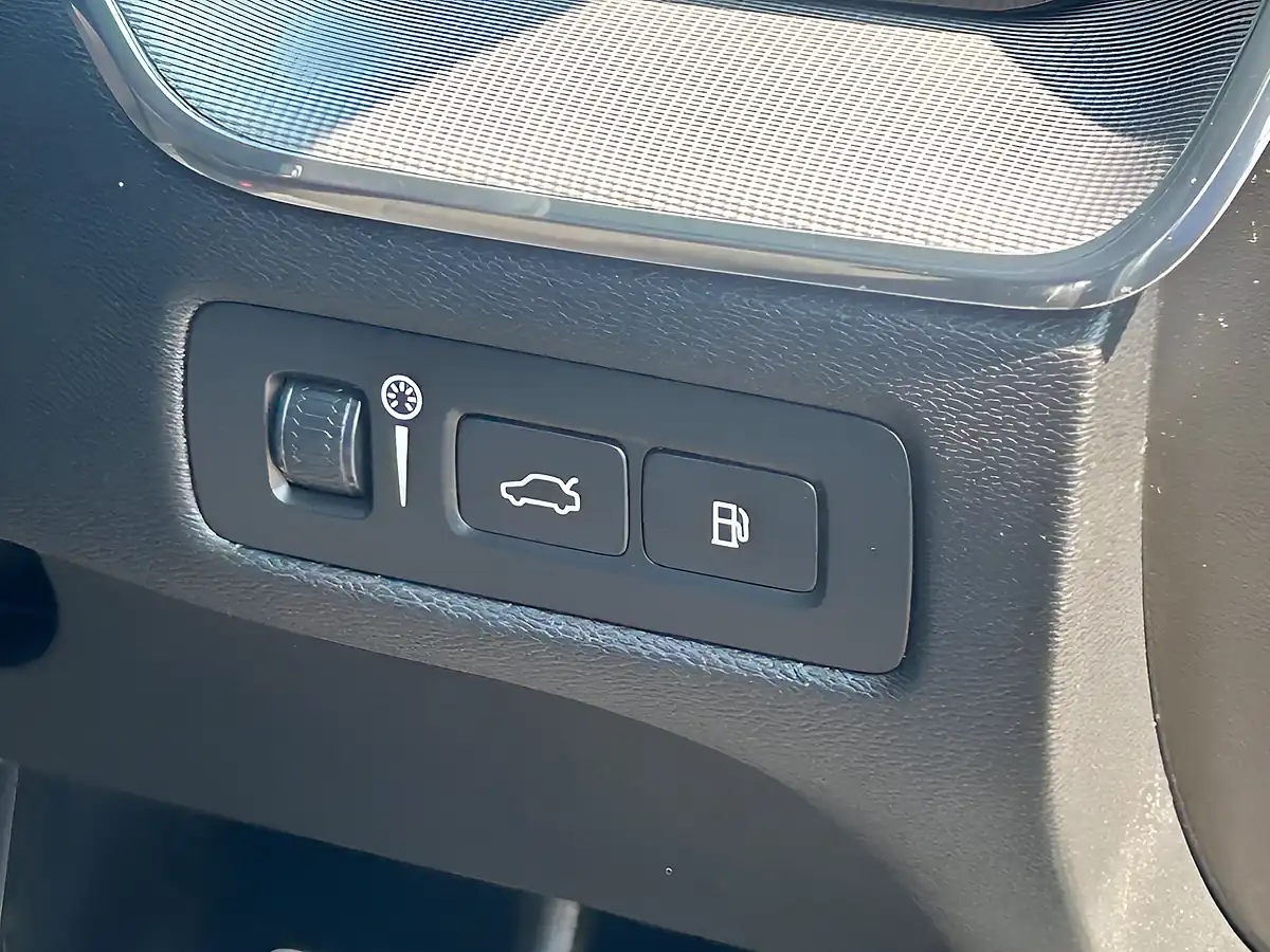Used 2019 Volvo XC60 R-Design Grey - Interior and Exterior details 13