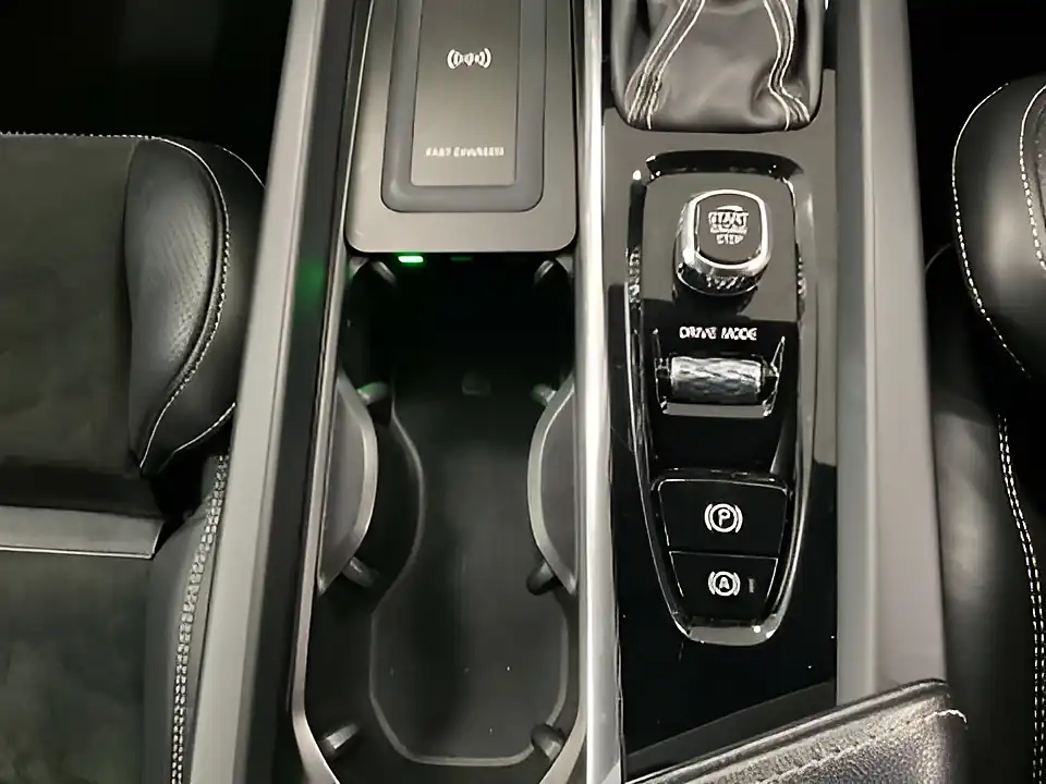 Used 2019 Volvo XC60 R-Design Ice White - Interior and Exterior details 14