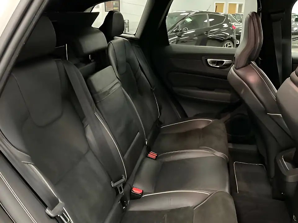 Used 2019 Volvo XC60 R-Design Ice White - Interior and Exterior details 17