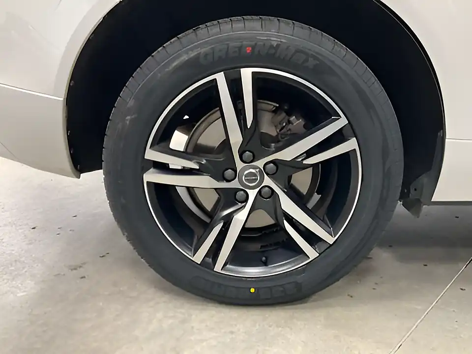 Used 2019 Volvo XC60 R-Design Ice White - Interior and Exterior details 19