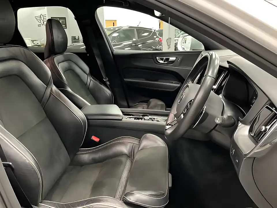 Used 2019 Volvo XC60 R-Design Ice White - Interior and Exterior details 9