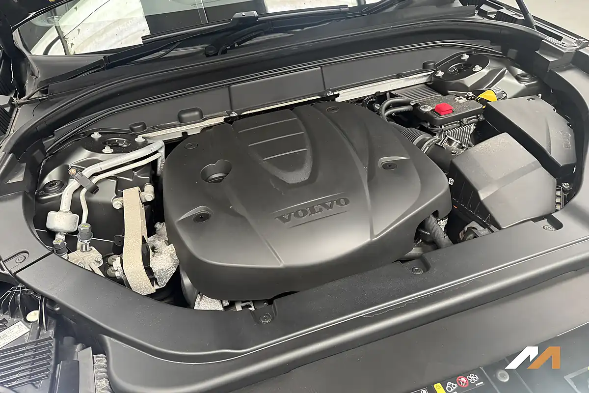 Used 2019 Volvo XC60 R-Design Pine Grey - Interior and Exterior details 16