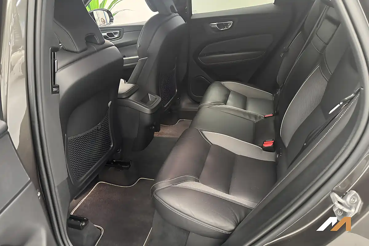Used 2019 Volvo XC60 R-Design Pine Grey - Interior and Exterior details 17