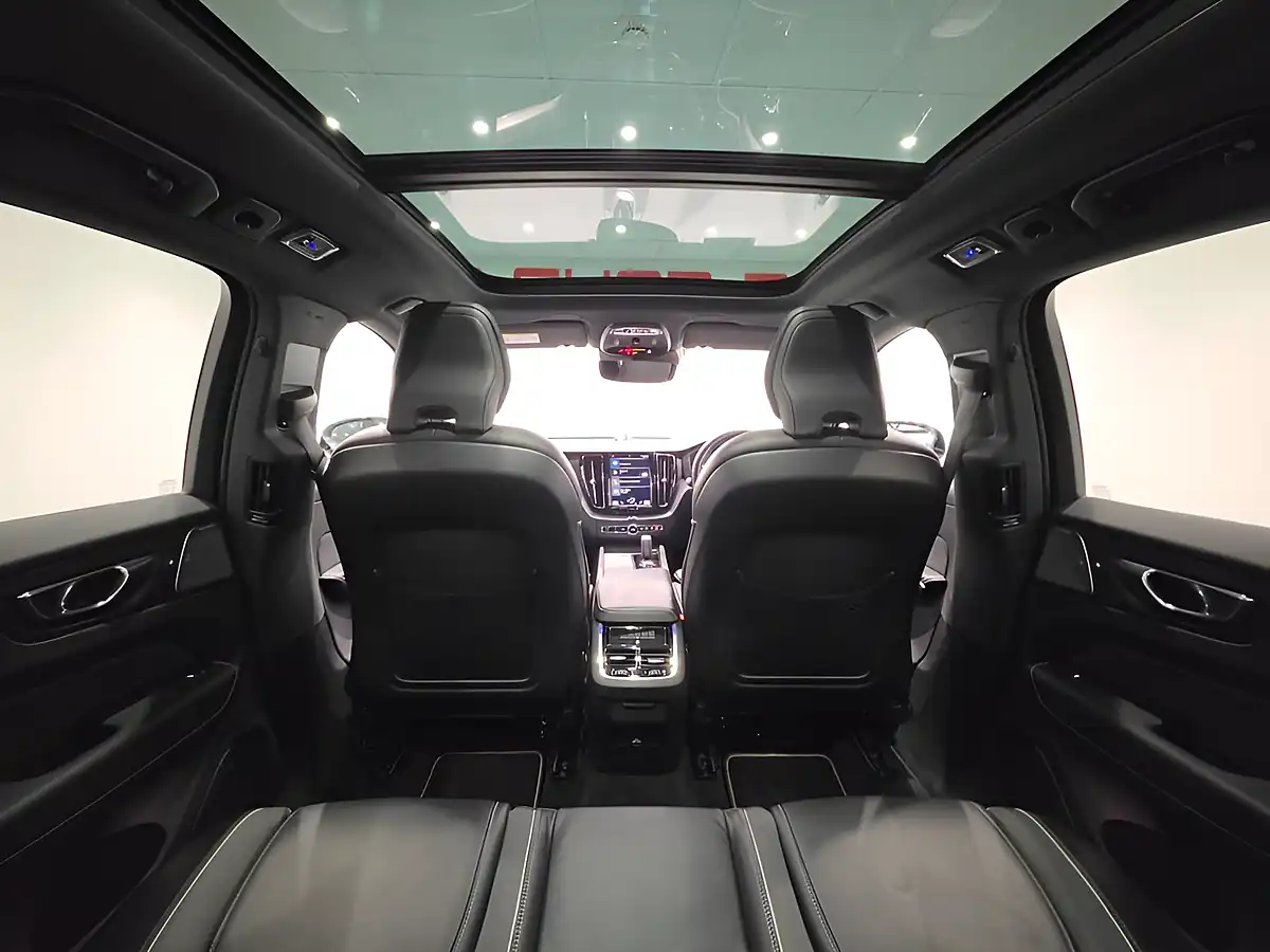 Used 2019 Volvo XC60 R-Design Pro Blue - Interior and Exterior details 10