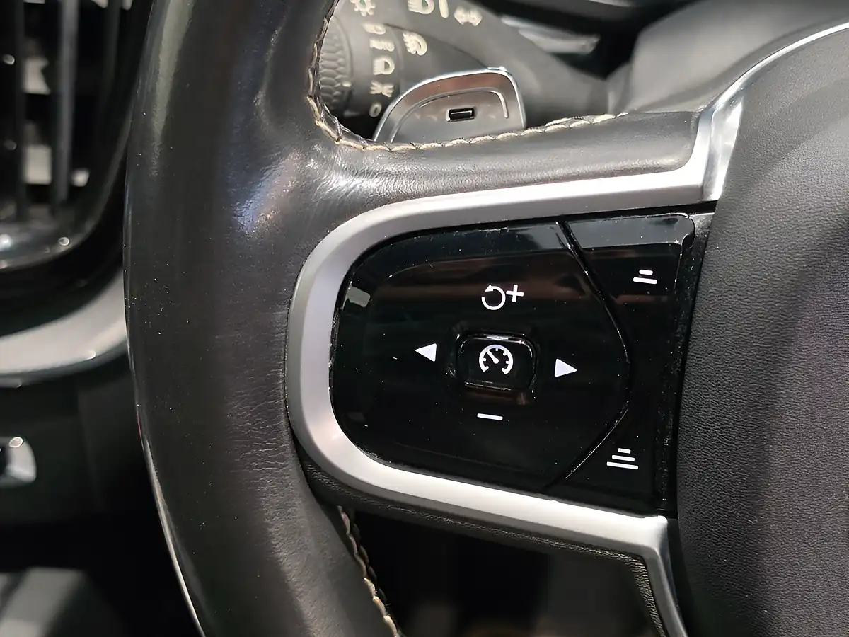 Used 2019 Volvo XC60 R-Design Pro Blue - Interior and Exterior details 11