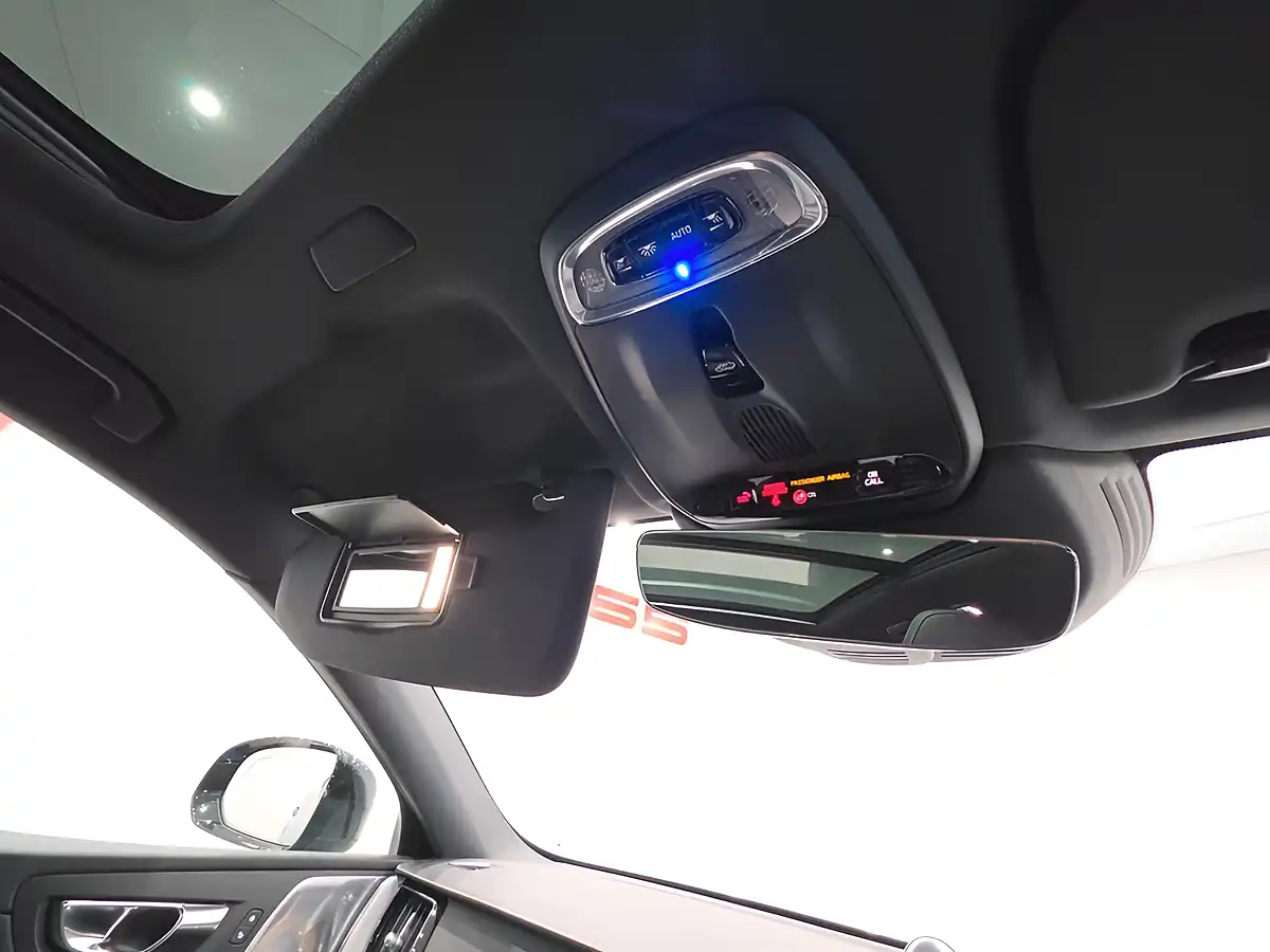 Used 2019 Volvo XC60 R-Design Pro Blue - Interior and Exterior details 17