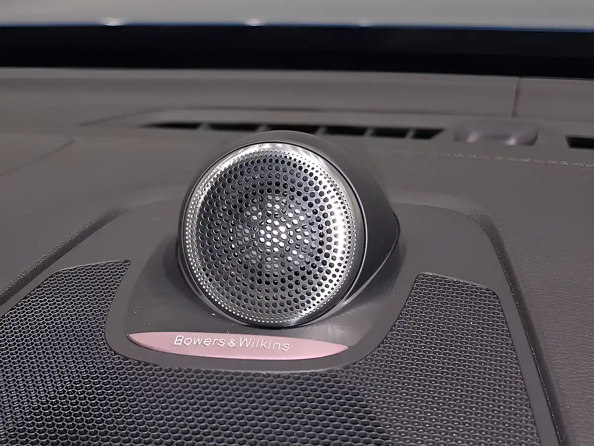 Used 2019 Volvo XC60 R-Design Pro Blue - Interior and Exterior details 18