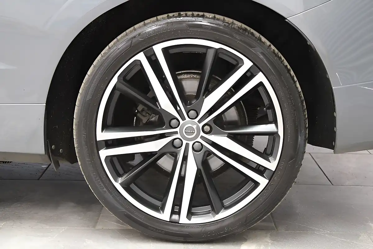 Used 2019 Volvo XC60 R-Design Pro Grey - Interior and Exterior details 13
